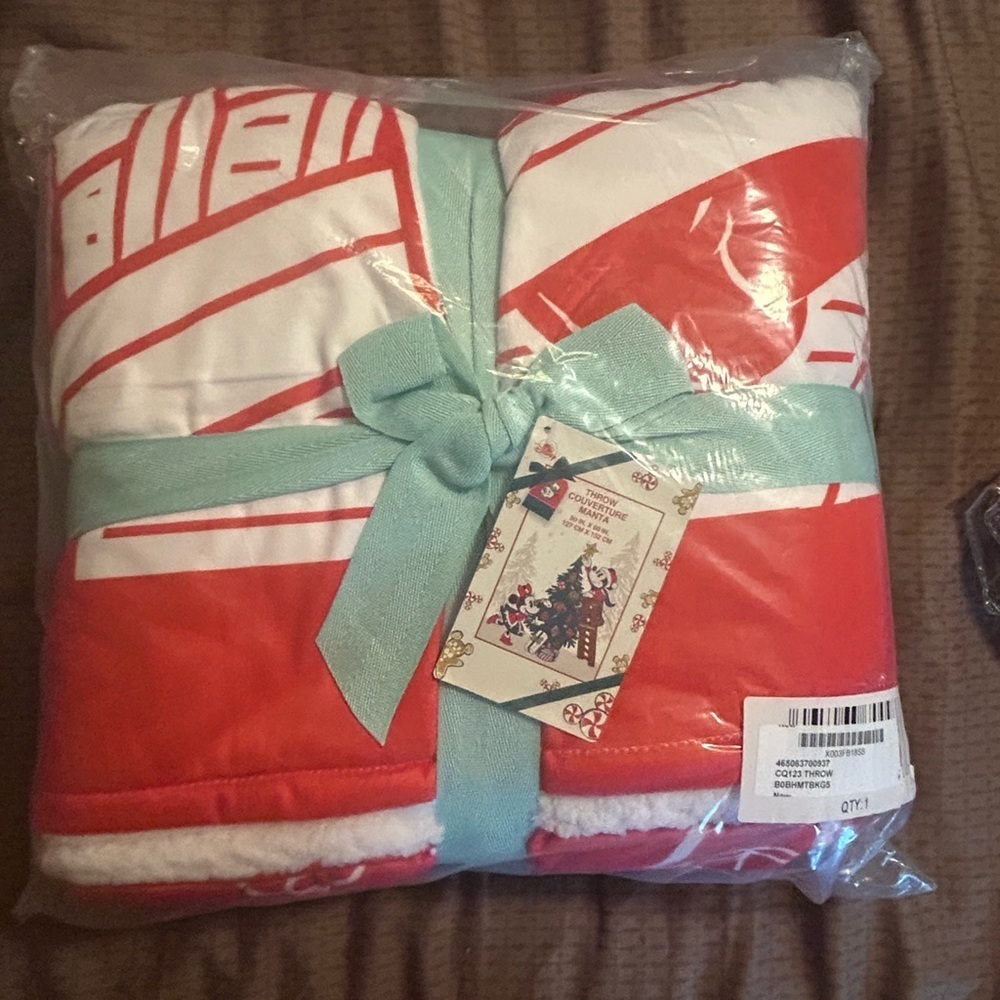 Mickey& mini mouse with xmass tree thro blanket